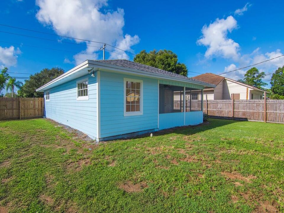 合同活跃: $229,000 (2 贝兹, 2 浴室, 860 平方英尺)