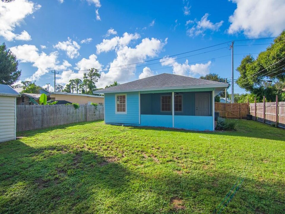 合同活跃: $229,000 (2 贝兹, 2 浴室, 860 平方英尺)