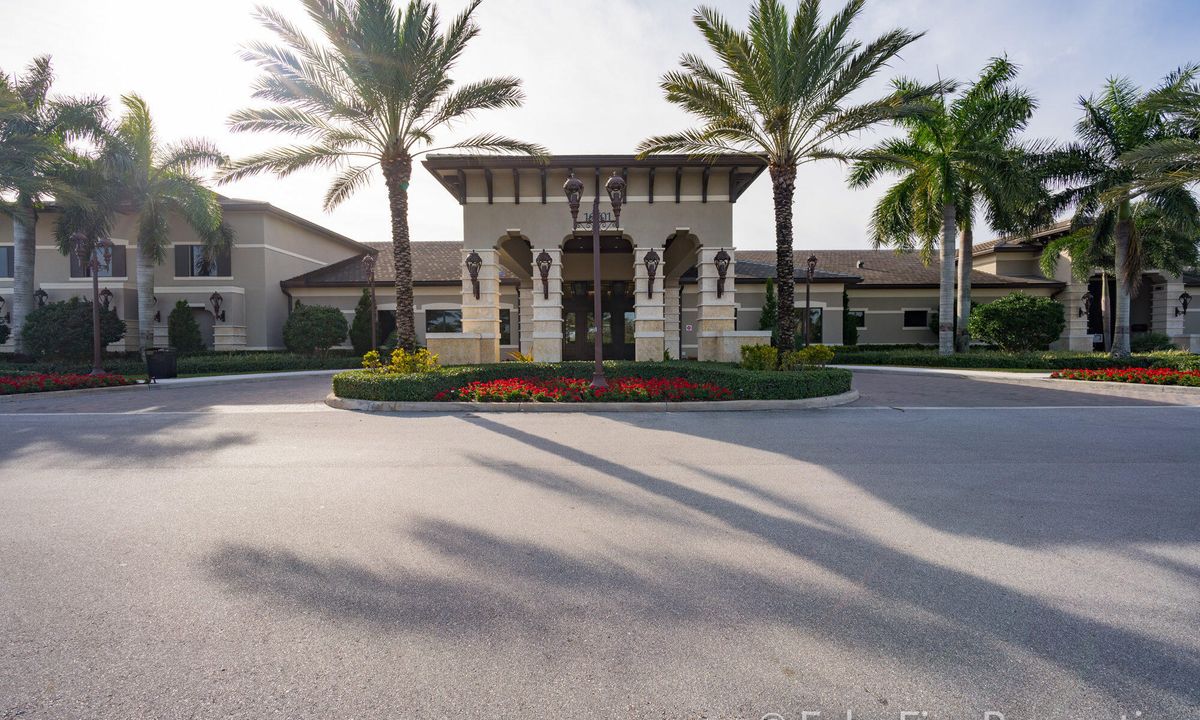 Active With Contract: $10,000 (4 beds, 3 baths, 3057 Square Feet)