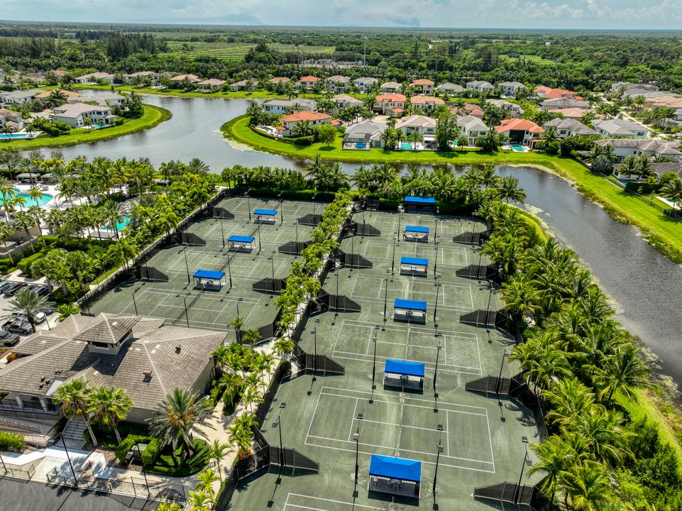 Active With Contract: $10,000 (4 beds, 3 baths, 3057 Square Feet)