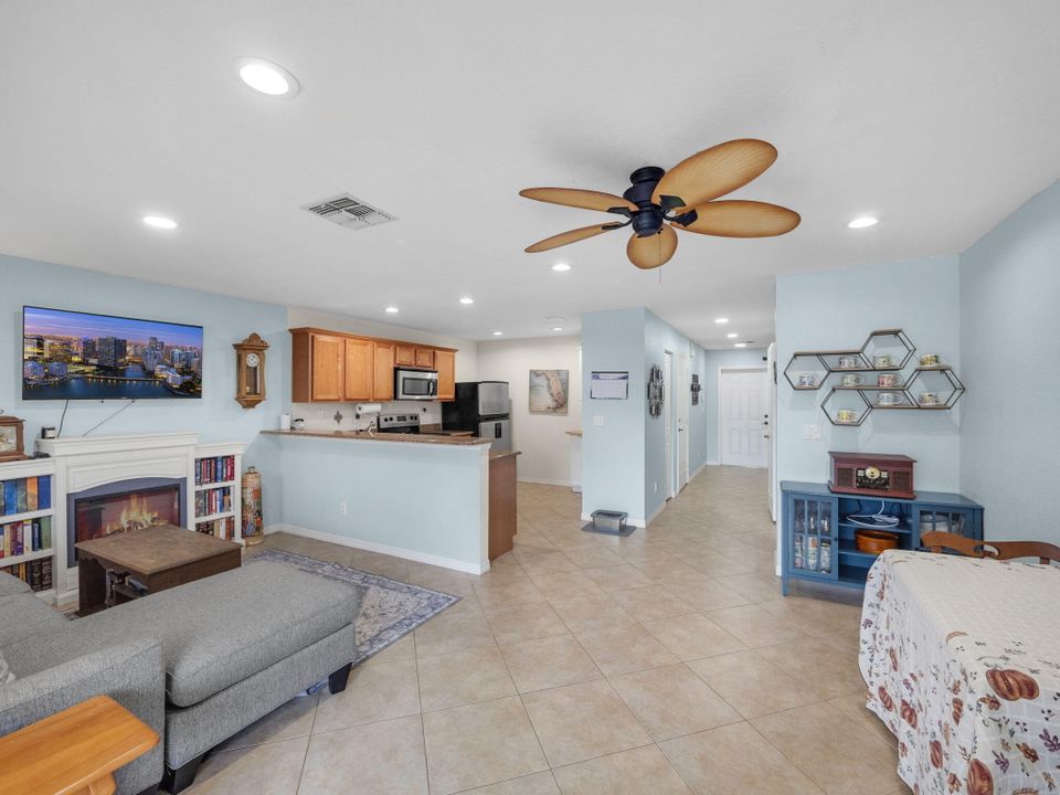 For Sale: $269,000 (2 beds, 2 baths, 1303 Square Feet)