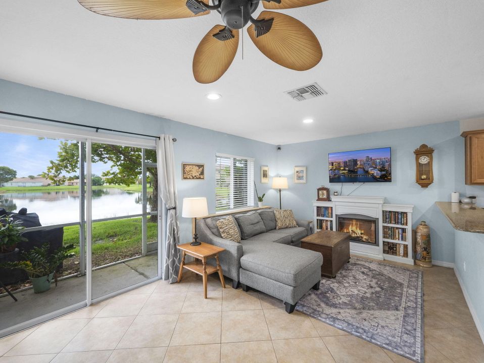 For Sale: $269,000 (2 beds, 2 baths, 1303 Square Feet)