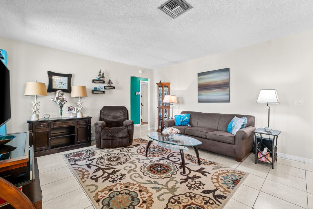 На продажу: $159,900 (2 спален, 1 ванн, 920 Квадратных фут)