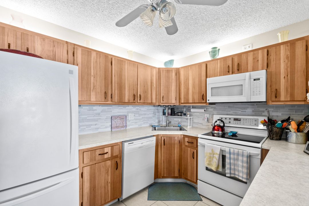 На продажу: $159,900 (2 спален, 1 ванн, 920 Квадратных фут)