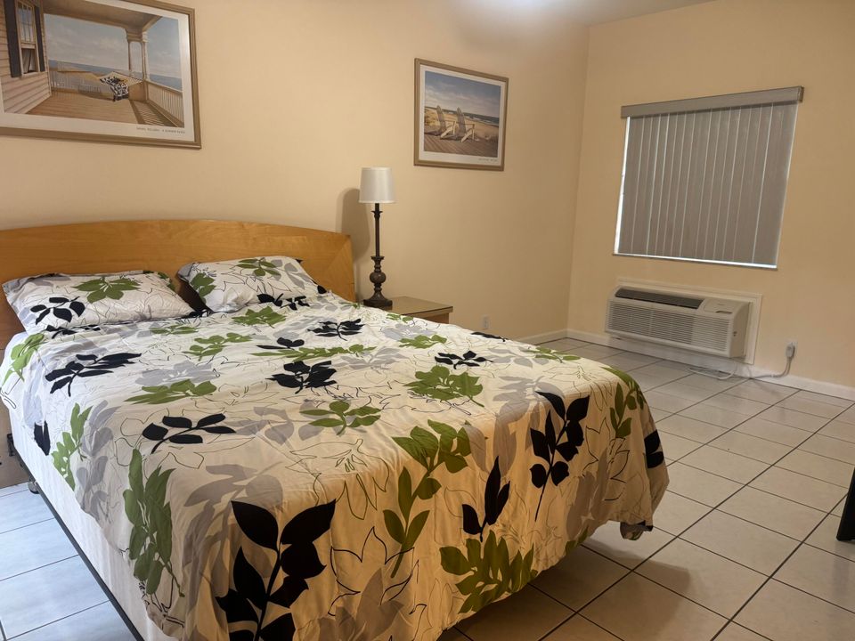 合同活跃: $1,100 (0 贝兹, 1 浴室, 400 平方英尺)