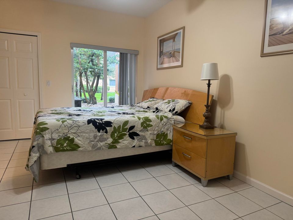 合同活跃: $1,100 (0 贝兹, 1 浴室, 400 平方英尺)