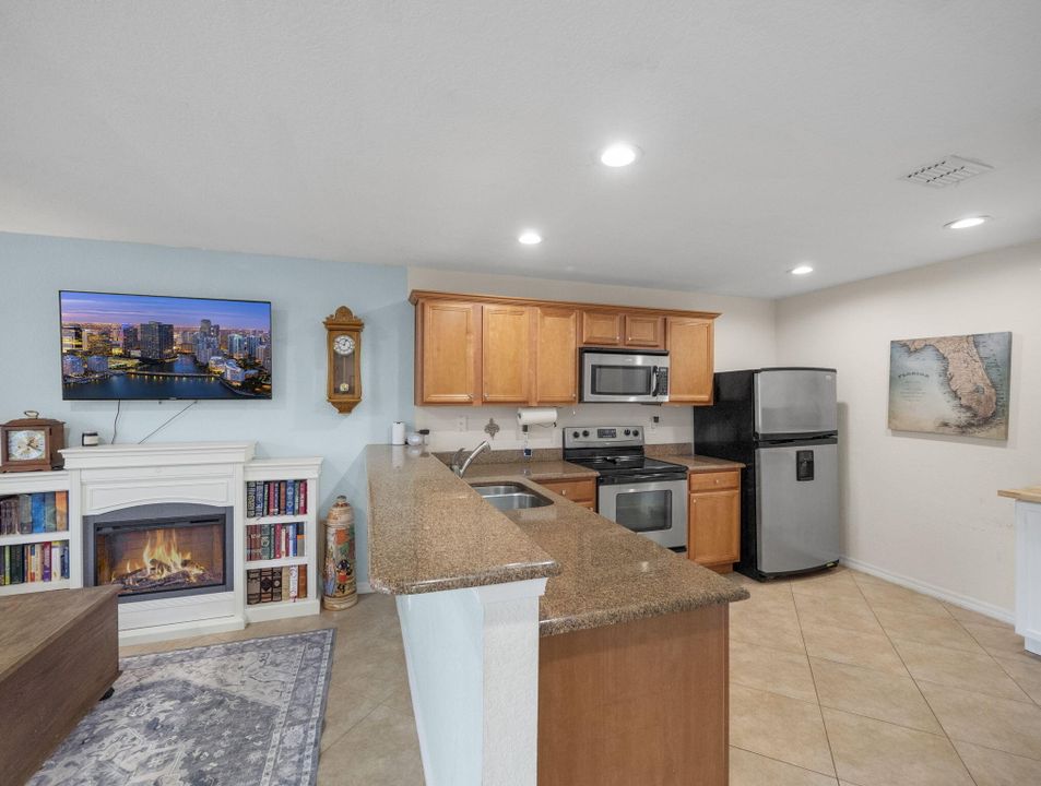 For Sale: $269,000 (2 beds, 2 baths, 1303 Square Feet)
