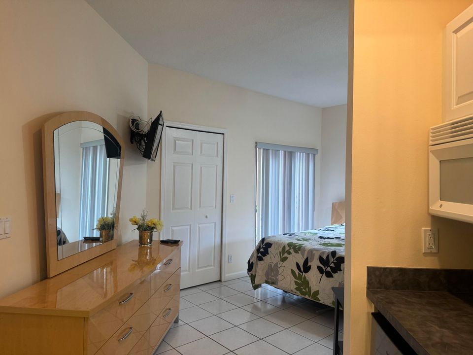 合同活跃: $1,100 (0 贝兹, 1 浴室, 400 平方英尺)