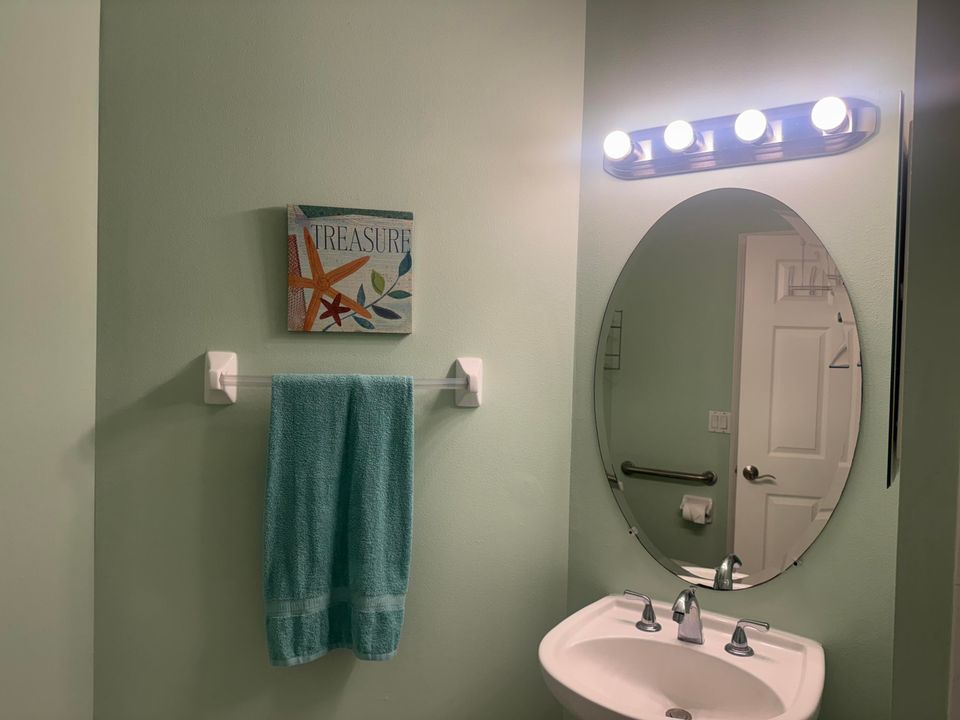 合同活跃: $1,100 (0 贝兹, 1 浴室, 400 平方英尺)