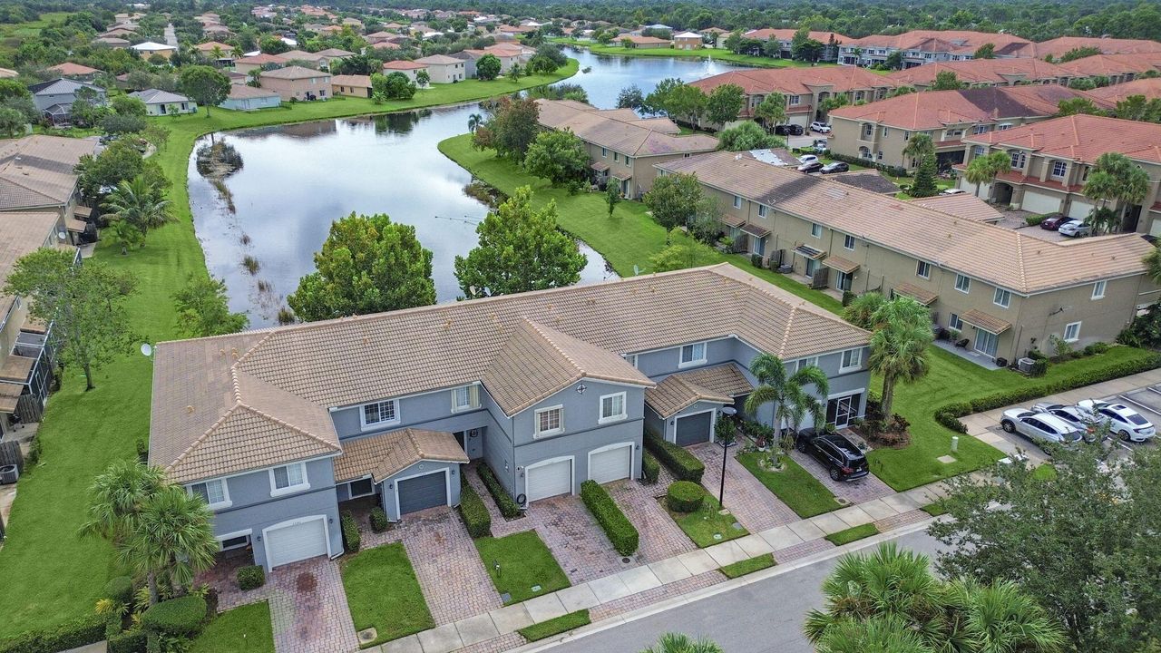 For Sale: $269,000 (2 beds, 2 baths, 1303 Square Feet)