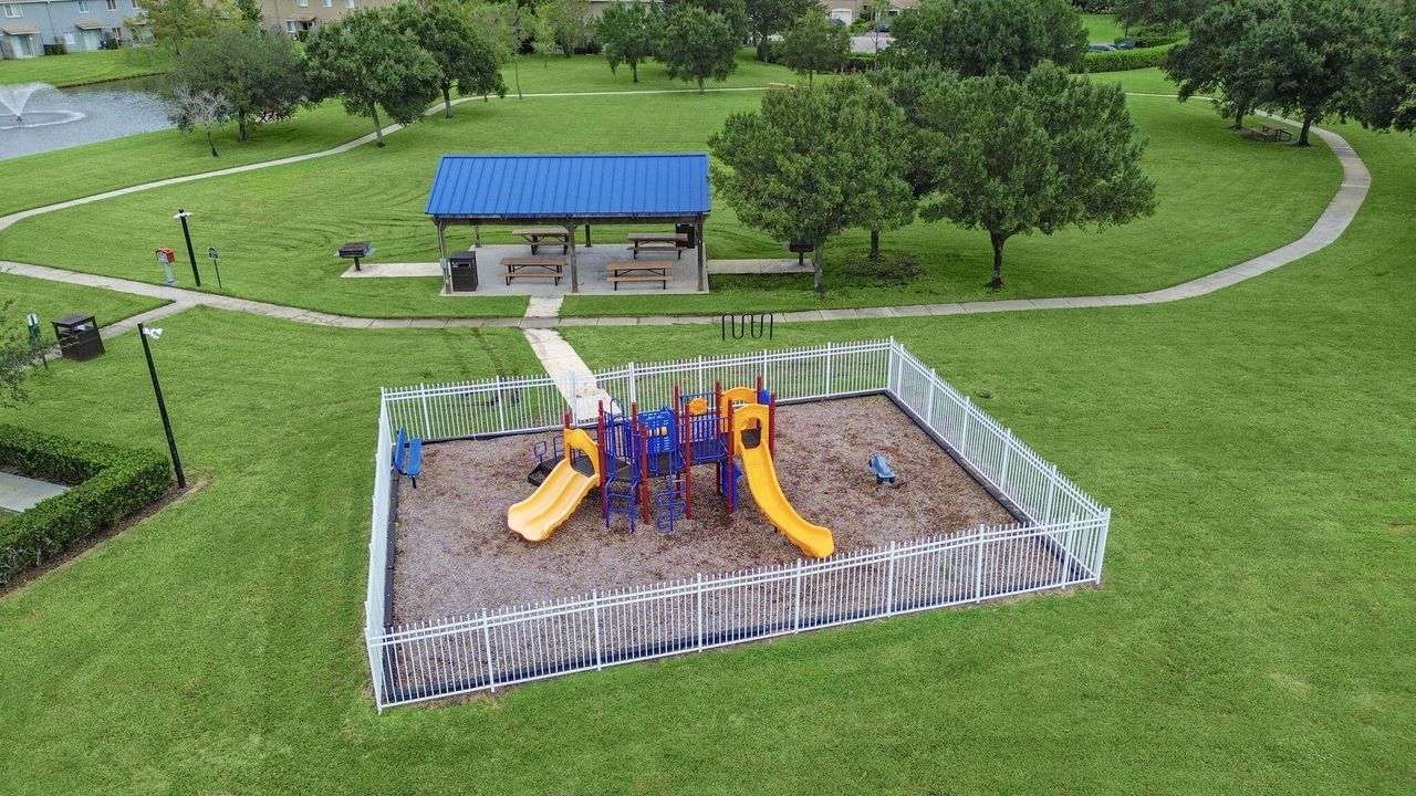 For Sale: $269,000 (2 beds, 2 baths, 1303 Square Feet)