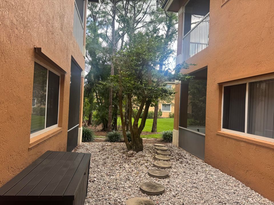 合同活跃: $1,100 (0 贝兹, 1 浴室, 400 平方英尺)