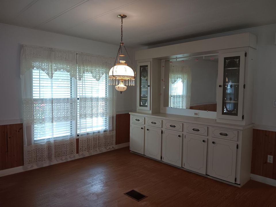 For Sale: $229,000 (2 beds, 2 baths, 1316 Square Feet)