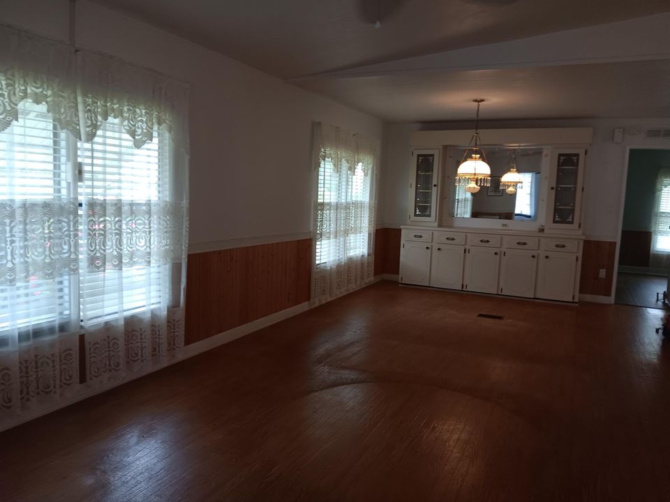 For Sale: $229,000 (2 beds, 2 baths, 1316 Square Feet)