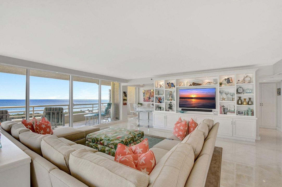 Recently Sold: $2,295,000 (3 beds, 3 baths, 2319 Square Feet)