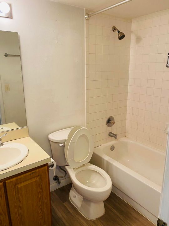 合同活跃: $1,950 (2 贝兹, 2 浴室, 923 平方英尺)