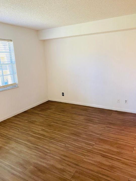 合同活跃: $1,950 (2 贝兹, 2 浴室, 923 平方英尺)