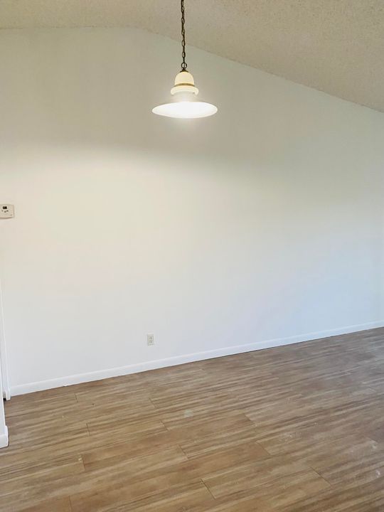 合同活跃: $1,950 (2 贝兹, 2 浴室, 923 平方英尺)