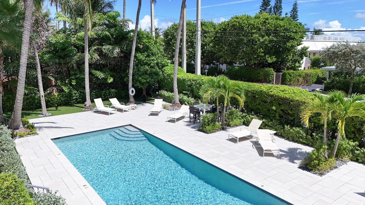 For Sale: $1,899,000 (3 beds, 2 baths, 1950 Square Feet)