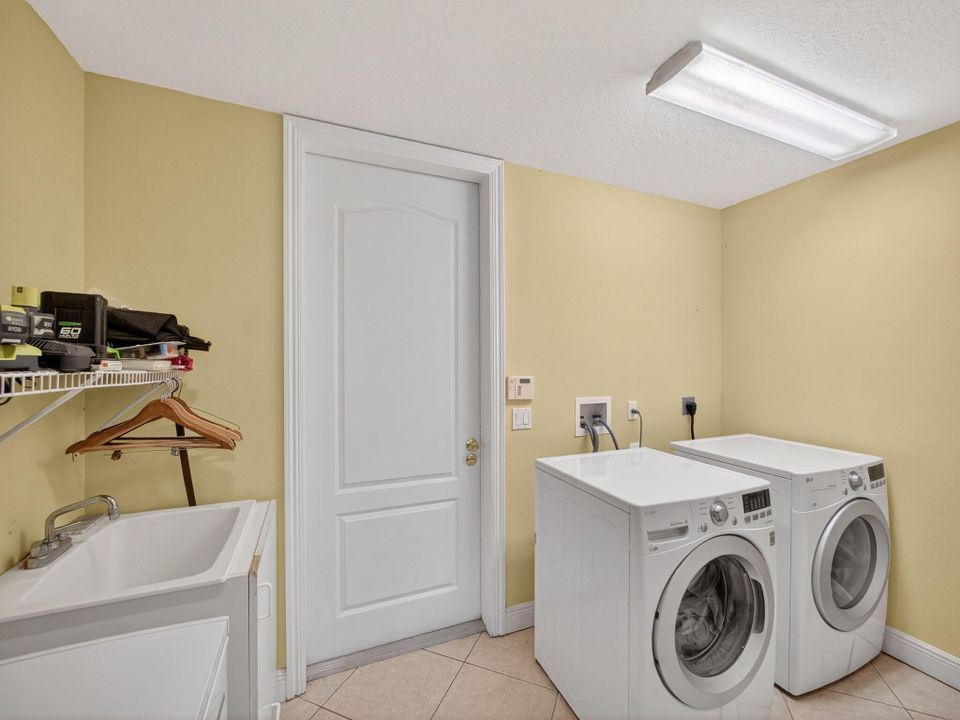 For Sale: $1,500,000 (4 beds, 3 baths, 3871 Square Feet)