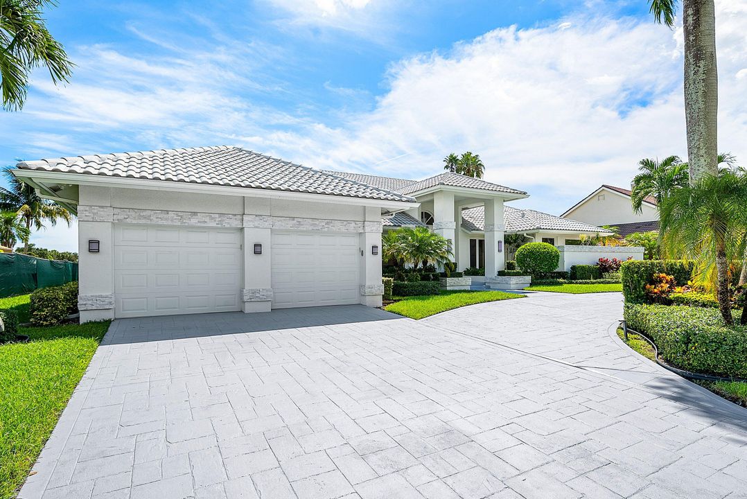 Activo con contrato: $1,699,000 (4 camas, 5 baños, 4113 Pies cuadrados)