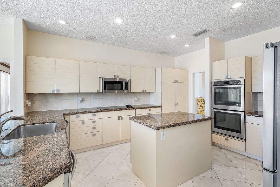 Activo con contrato: $1,699,000 (4 camas, 5 baños, 4113 Pies cuadrados)