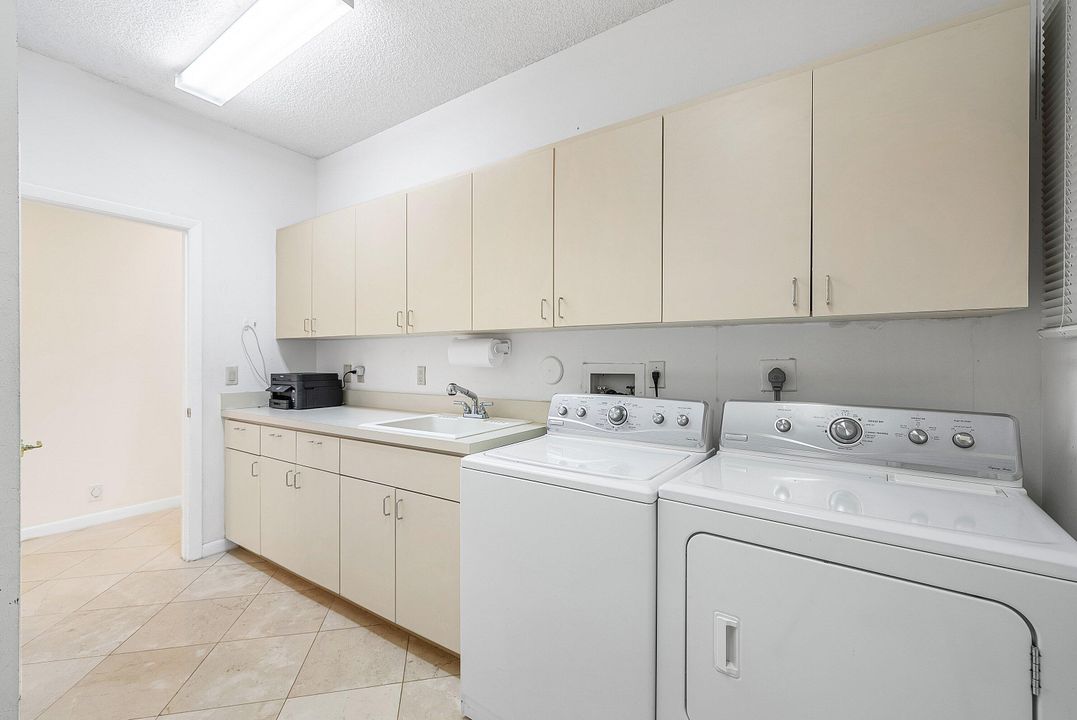 Activo con contrato: $1,699,000 (4 camas, 5 baños, 4113 Pies cuadrados)