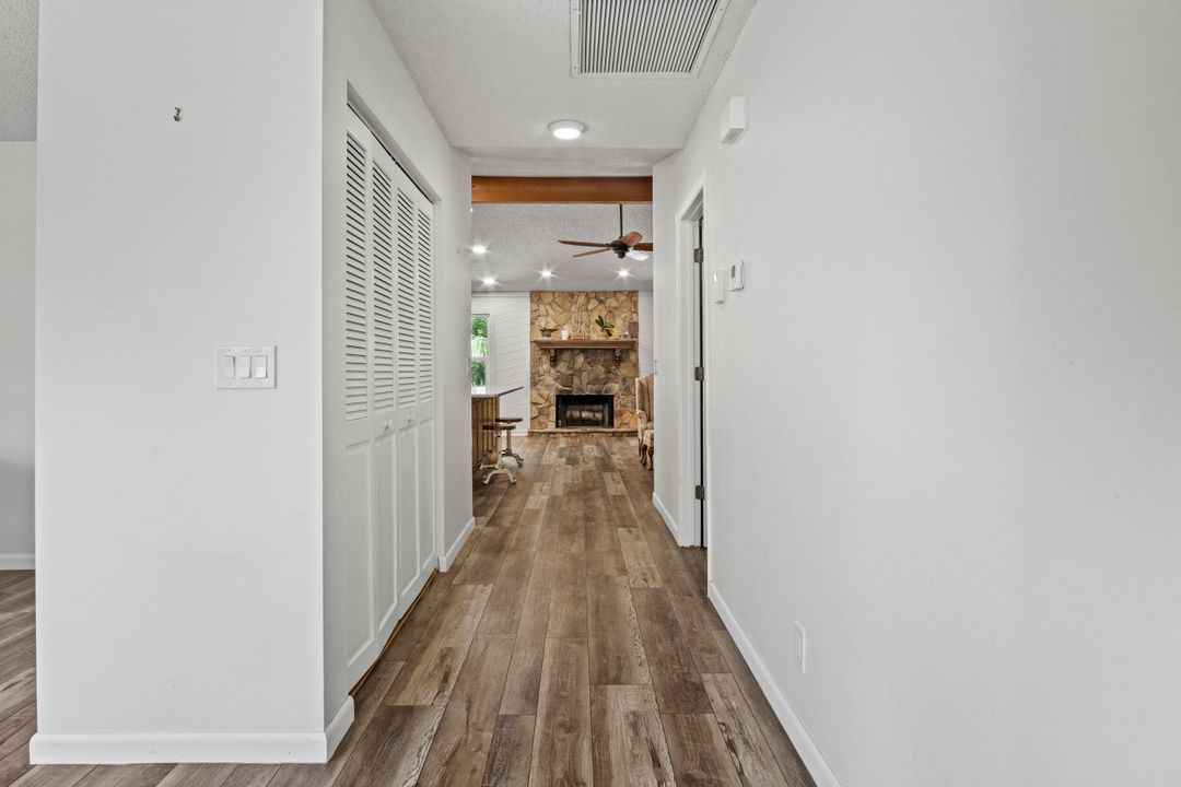 合同活跃: $999,999 (3 贝兹, 2 浴室, 2114 平方英尺)