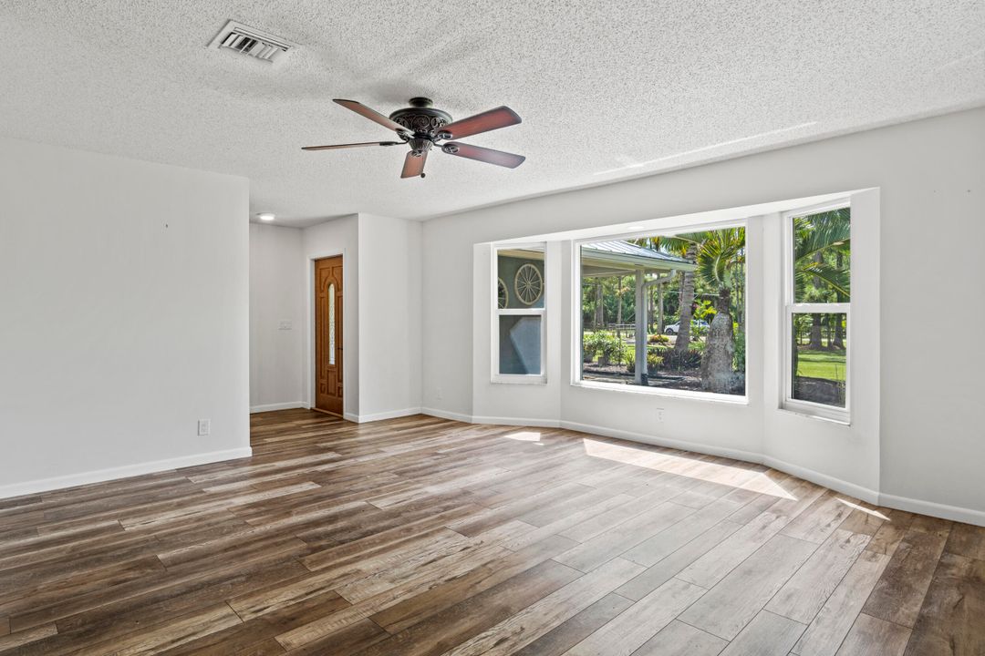 合同活跃: $999,999 (3 贝兹, 2 浴室, 2114 平方英尺)