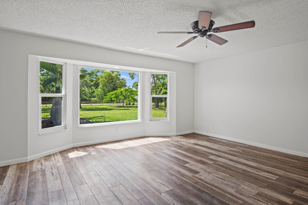 合同活跃: $999,999 (3 贝兹, 2 浴室, 2114 平方英尺)