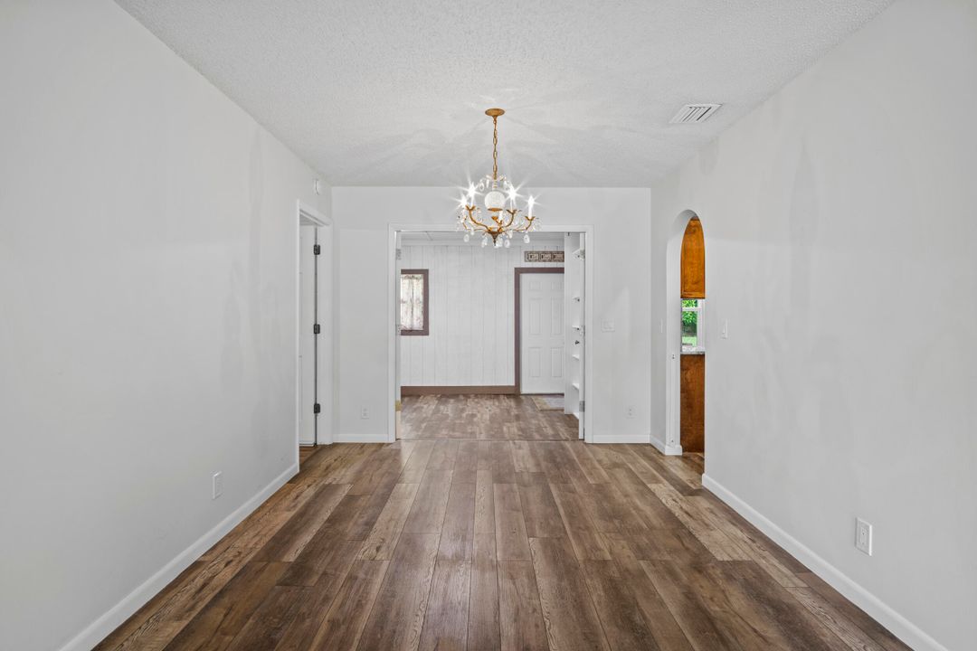 合同活跃: $999,999 (3 贝兹, 2 浴室, 2114 平方英尺)