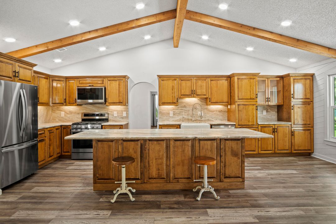 合同活跃: $999,999 (3 贝兹, 2 浴室, 2114 平方英尺)