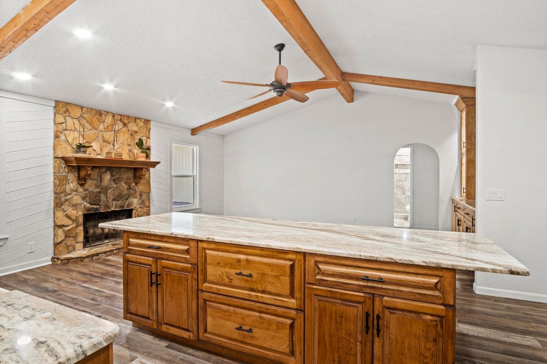 合同活跃: $999,999 (3 贝兹, 2 浴室, 2114 平方英尺)