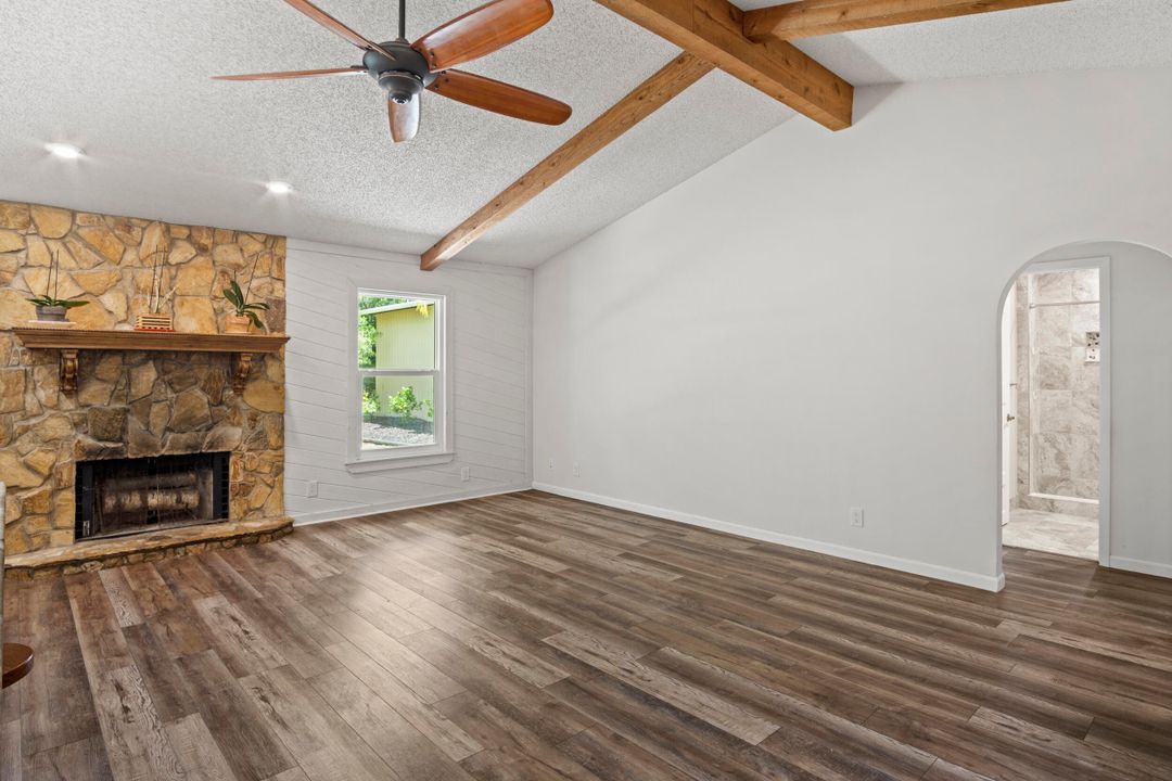 合同活跃: $999,999 (3 贝兹, 2 浴室, 2114 平方英尺)