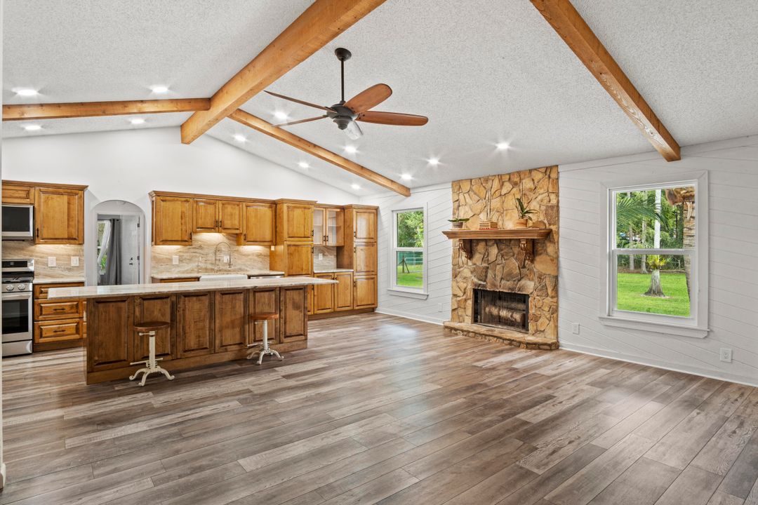 合同活跃: $999,999 (3 贝兹, 2 浴室, 2114 平方英尺)