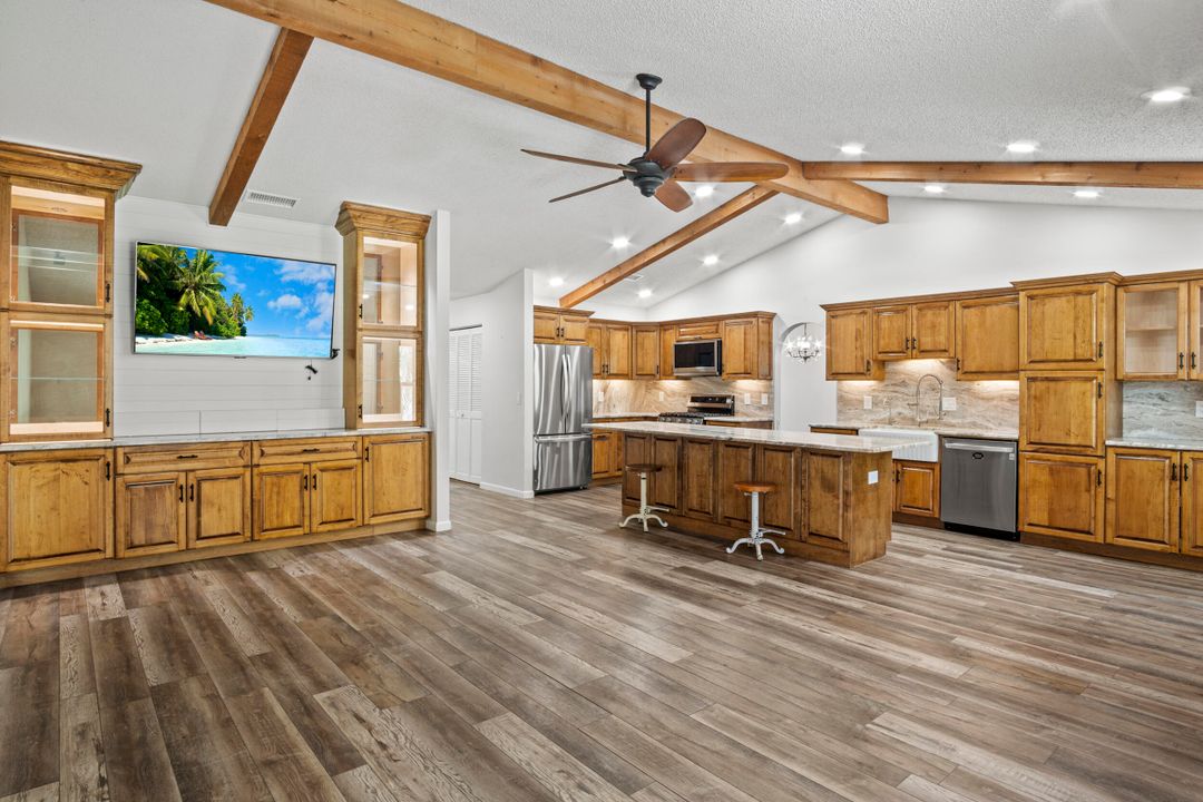 合同活跃: $999,999 (3 贝兹, 2 浴室, 2114 平方英尺)