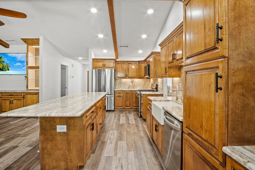 合同活跃: $999,999 (3 贝兹, 2 浴室, 2114 平方英尺)