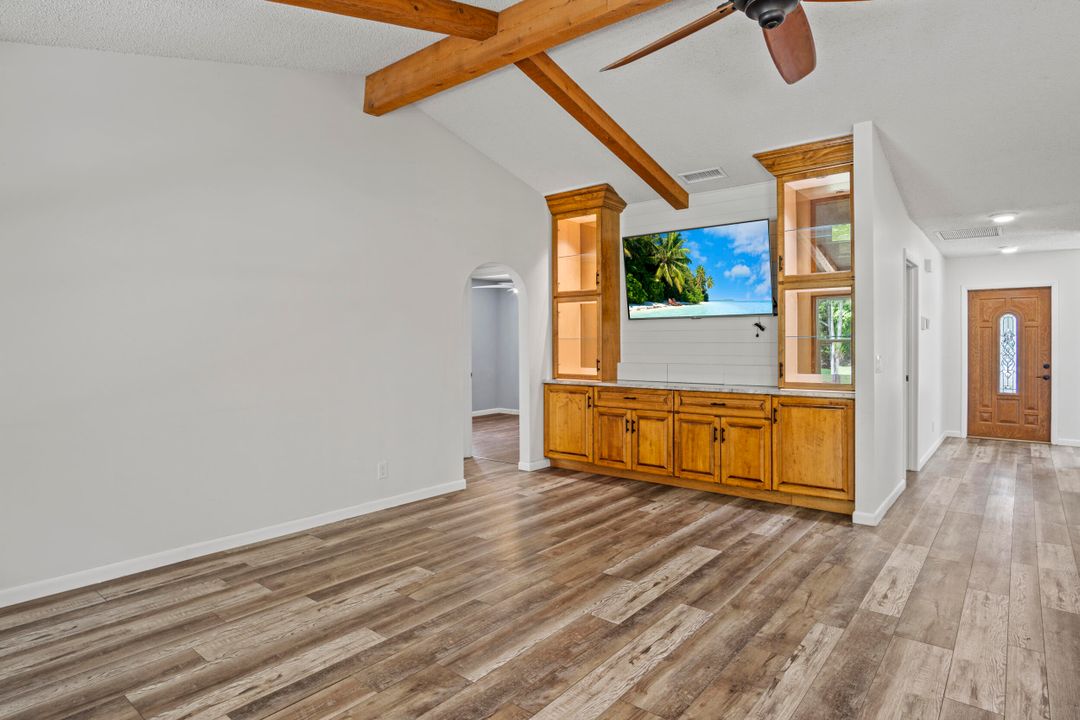 合同活跃: $999,999 (3 贝兹, 2 浴室, 2114 平方英尺)