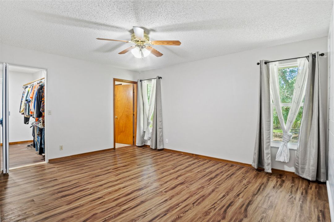 合同活跃: $999,999 (3 贝兹, 2 浴室, 2114 平方英尺)