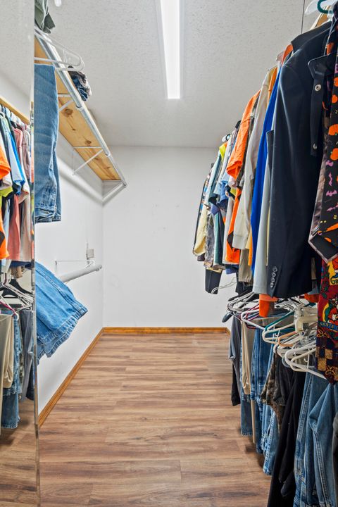 合同活跃: $999,999 (3 贝兹, 2 浴室, 2114 平方英尺)