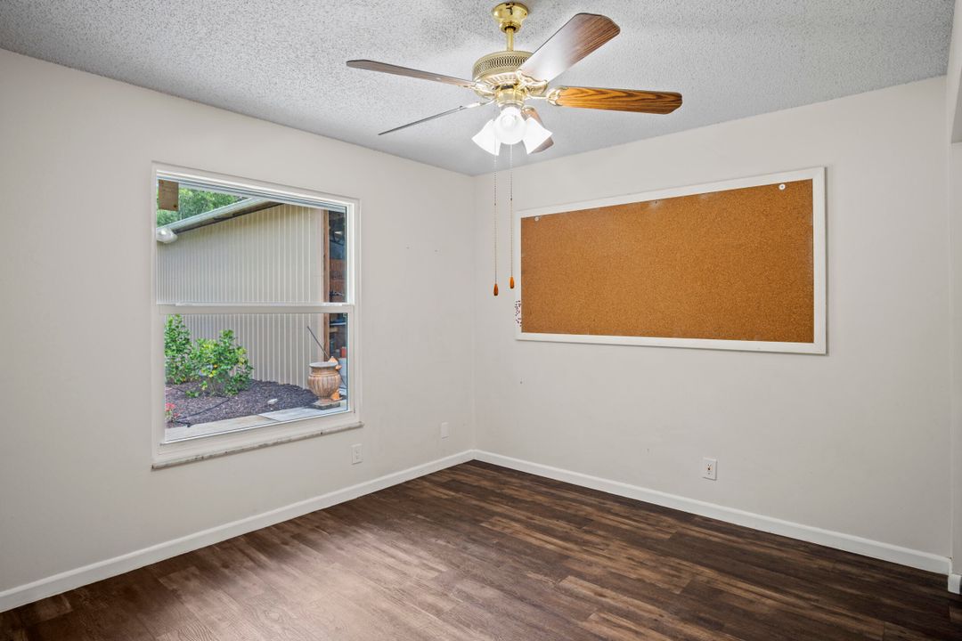 合同活跃: $999,999 (3 贝兹, 2 浴室, 2114 平方英尺)