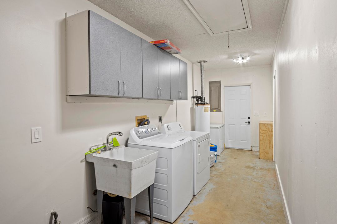 合同活跃: $999,999 (3 贝兹, 2 浴室, 2114 平方英尺)