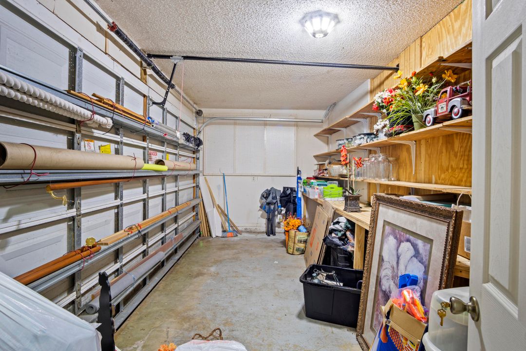 合同活跃: $999,999 (3 贝兹, 2 浴室, 2114 平方英尺)