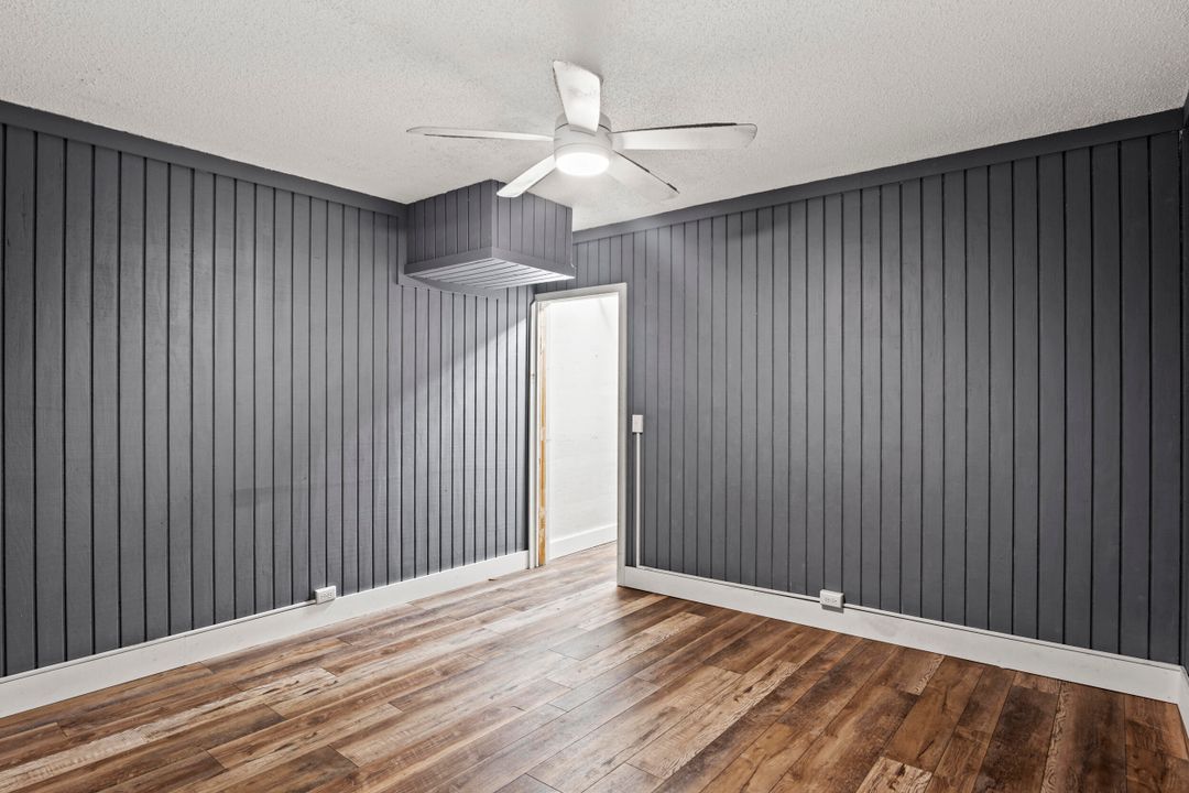 合同活跃: $999,999 (3 贝兹, 2 浴室, 2114 平方英尺)