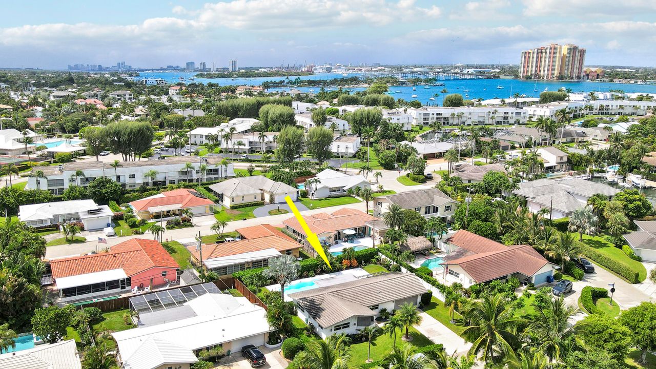 合同活跃: $1,150,000 (2 贝兹, 2 浴室, 1495 平方英尺)