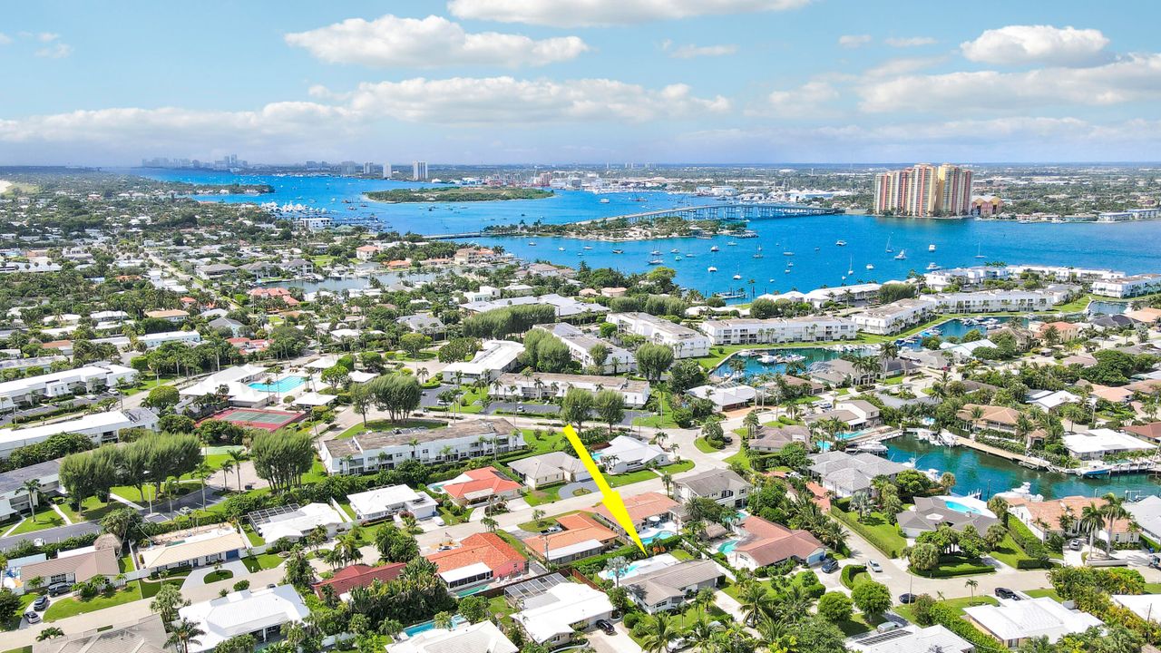 合同活跃: $1,150,000 (2 贝兹, 2 浴室, 1495 平方英尺)