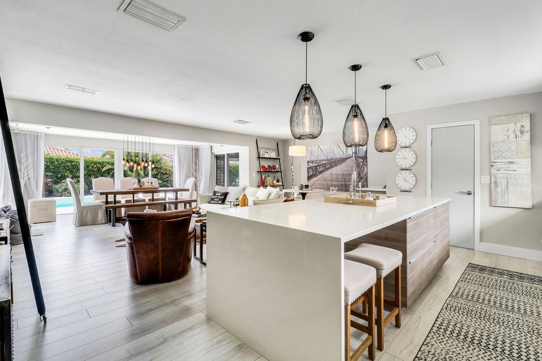 合同活跃: $1,150,000 (2 贝兹, 2 浴室, 1495 平方英尺)