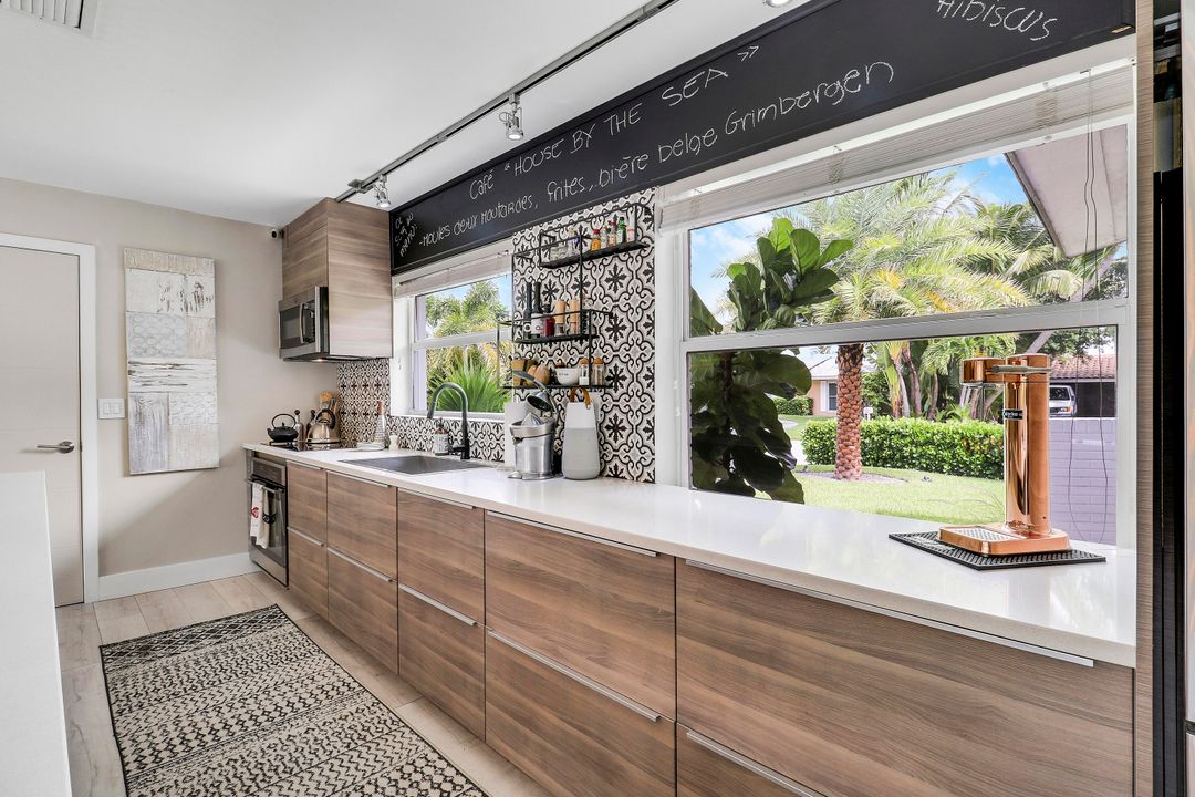 合同活跃: $1,150,000 (2 贝兹, 2 浴室, 1495 平方英尺)