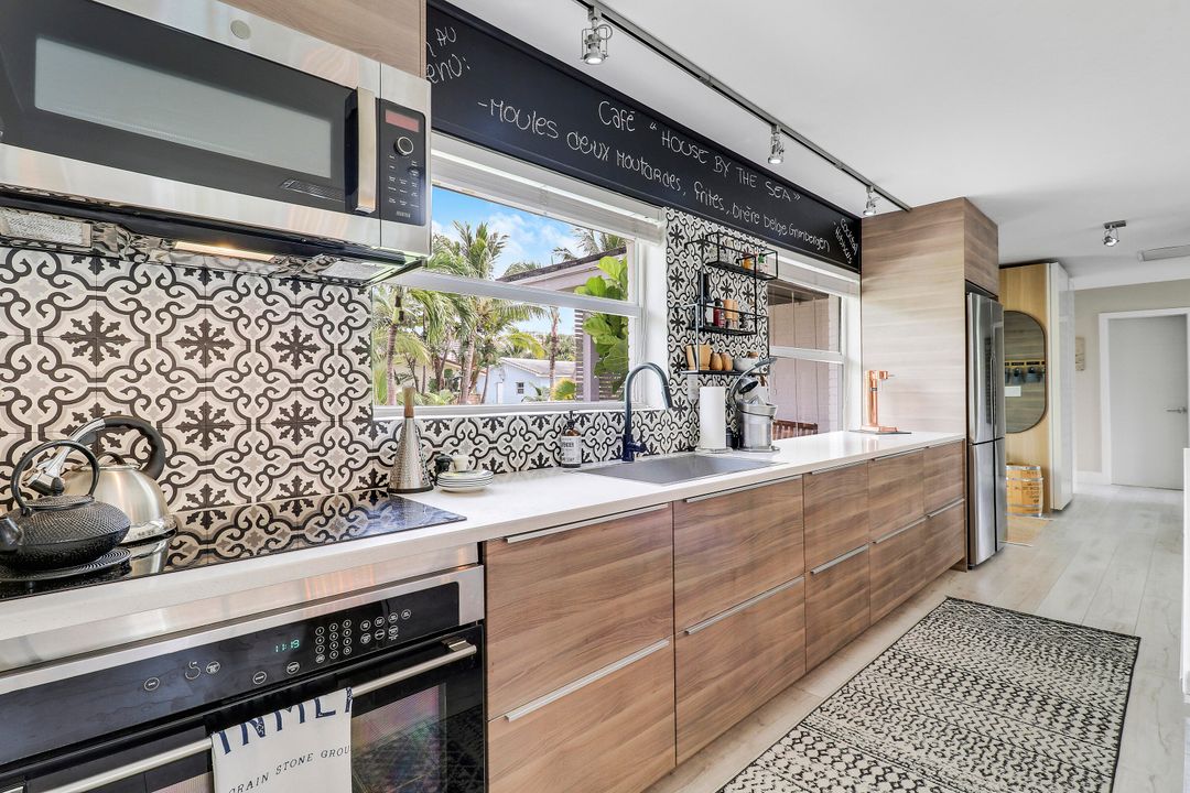 合同活跃: $1,150,000 (2 贝兹, 2 浴室, 1495 平方英尺)