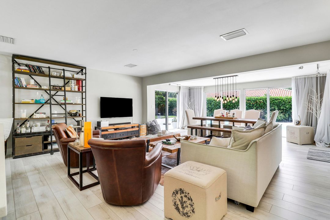 合同活跃: $1,150,000 (2 贝兹, 2 浴室, 1495 平方英尺)